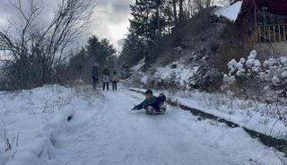 &Ccedil;ocuklar karın tadını poşetlerle kayarak &ccedil;ıkardı