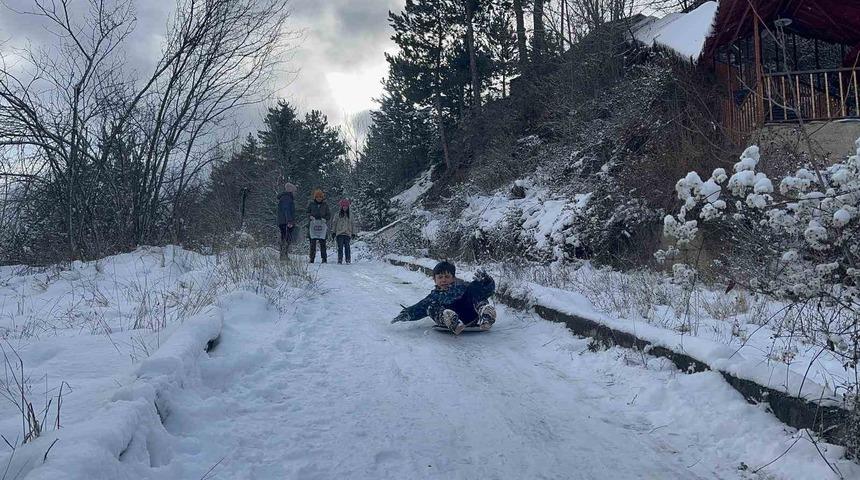 &Ccedil;ocuklar karın tadını poşetlerle kayarak &ccedil;ıkardı