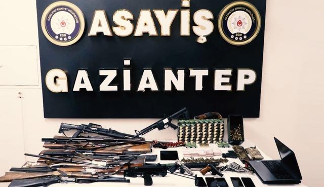 Gaziantep&rsquo;te nitelikli dolandırıcılık operasyonu: 25 adet ruhsatsız silah ele ge&ccedil;irildi 2