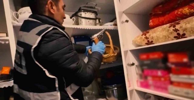 Gaziantep&rsquo;te nitelikli dolandırıcılık operasyonu: 25 adet ruhsatsız silah ele ge&ccedil;irildi 3