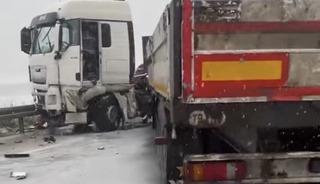 D&uuml;zce&rsquo;de tır makaslaması &ccedil;evre yolunu kapattı