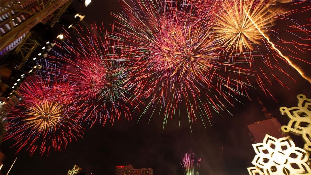 T&uuml;m d&uuml;nyada 2026 coşkusu! Kutlamalar başladı, sırayla merhaba diyorlar 2