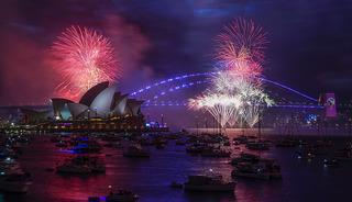  Kutlamalar başladı, sırayla yeni yıla 'merhaba' diyorlar