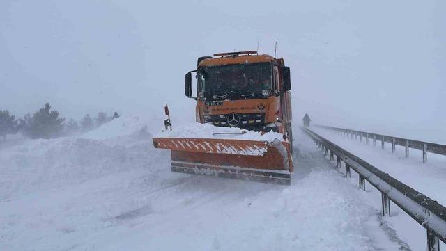 Sivas’ın dışarı ile ulaşımı kesildi 3