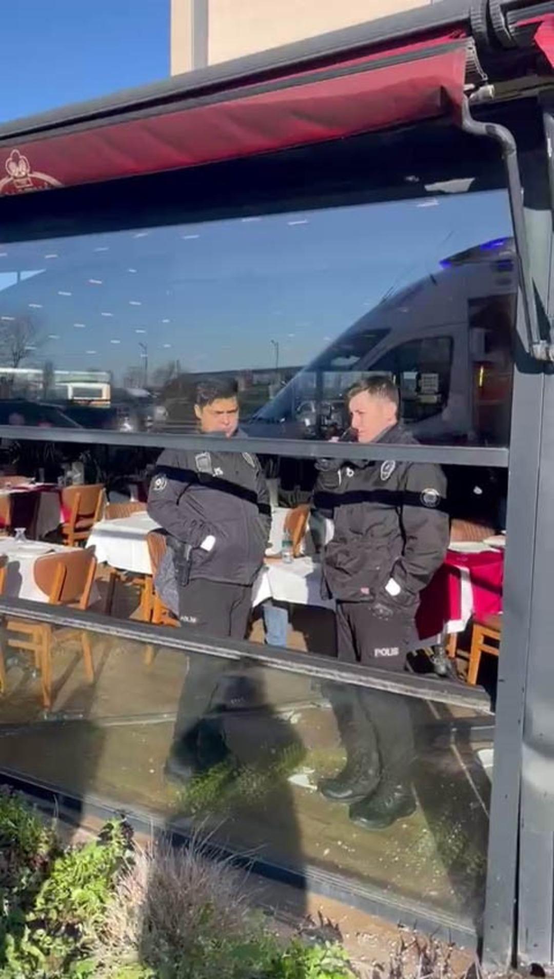 &Uuml;nl&uuml; sanat&ccedil;ı Cahit Berkay kullandığı ara&ccedil;la restorana daldı! Hastaneye kaldırıldı 2