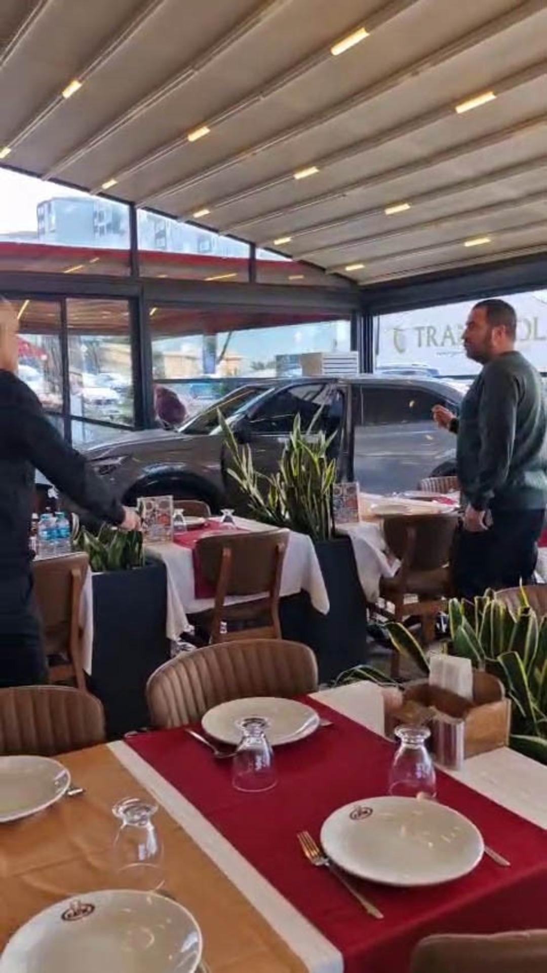 &Uuml;nl&uuml; sanat&ccedil;ı Cahit Berkay kullandığı ara&ccedil;la restorana daldı! Hastaneye kaldırıldı 1