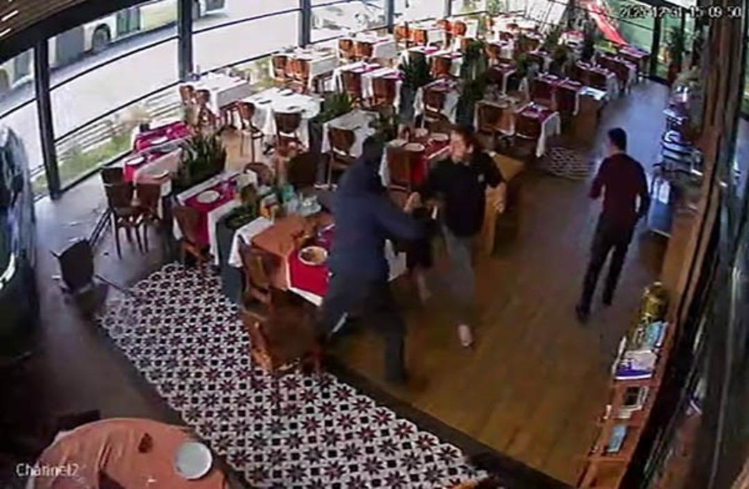 &Uuml;nl&uuml; sanat&ccedil;ı Cahit Berkay kullandığı ara&ccedil;la restorana daldı! Hastaneye kaldırıldı 4