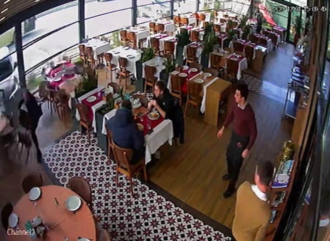 &Uuml;nl&uuml; sanat&ccedil;ı Cahit Berkay kullandığı ara&ccedil;la restorana daldı! Hastaneye kaldırıldı 3