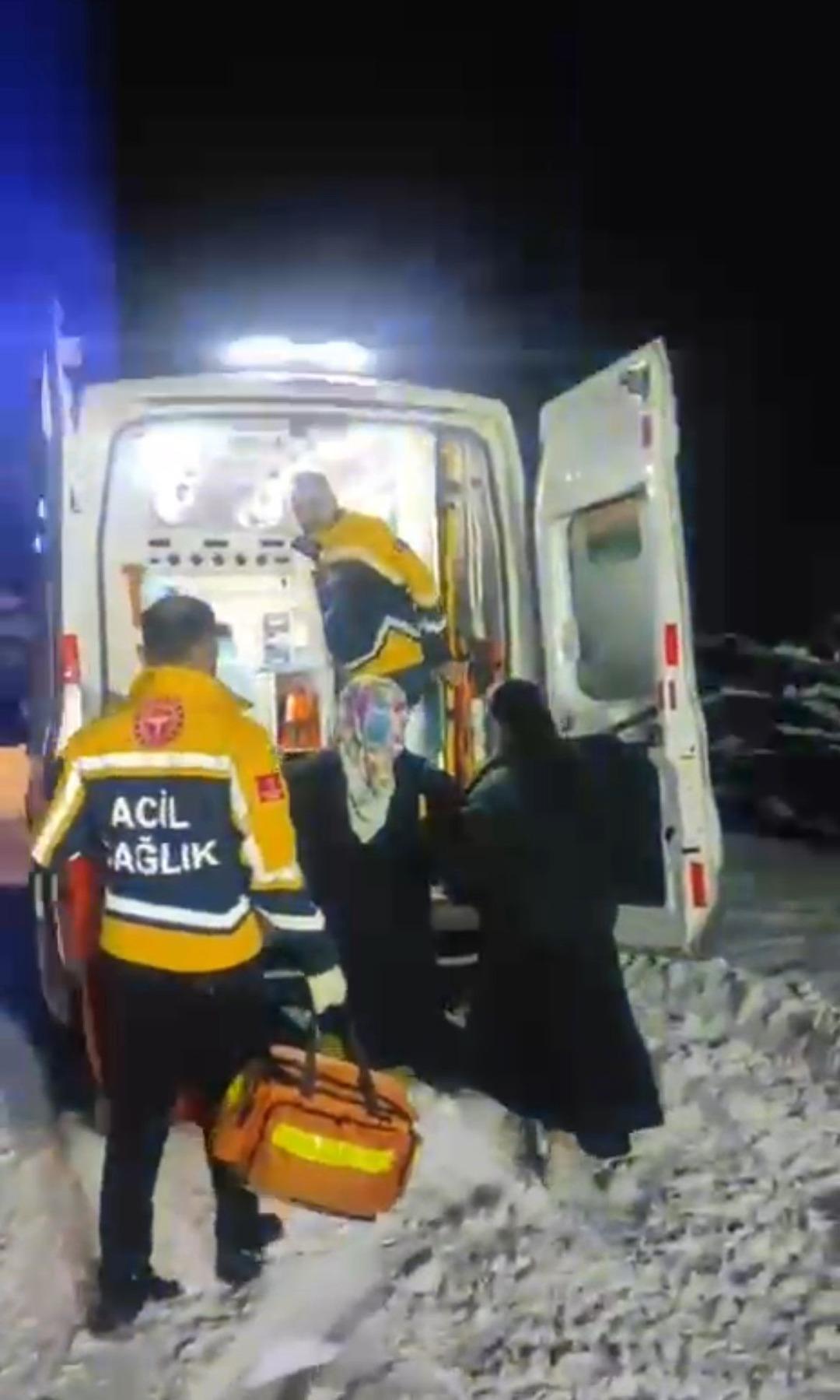 K&ouml;yde yol kapandı: Doğum sancısı tutan kadın 2 saat sonra hastaneye ulaştırıldı 1