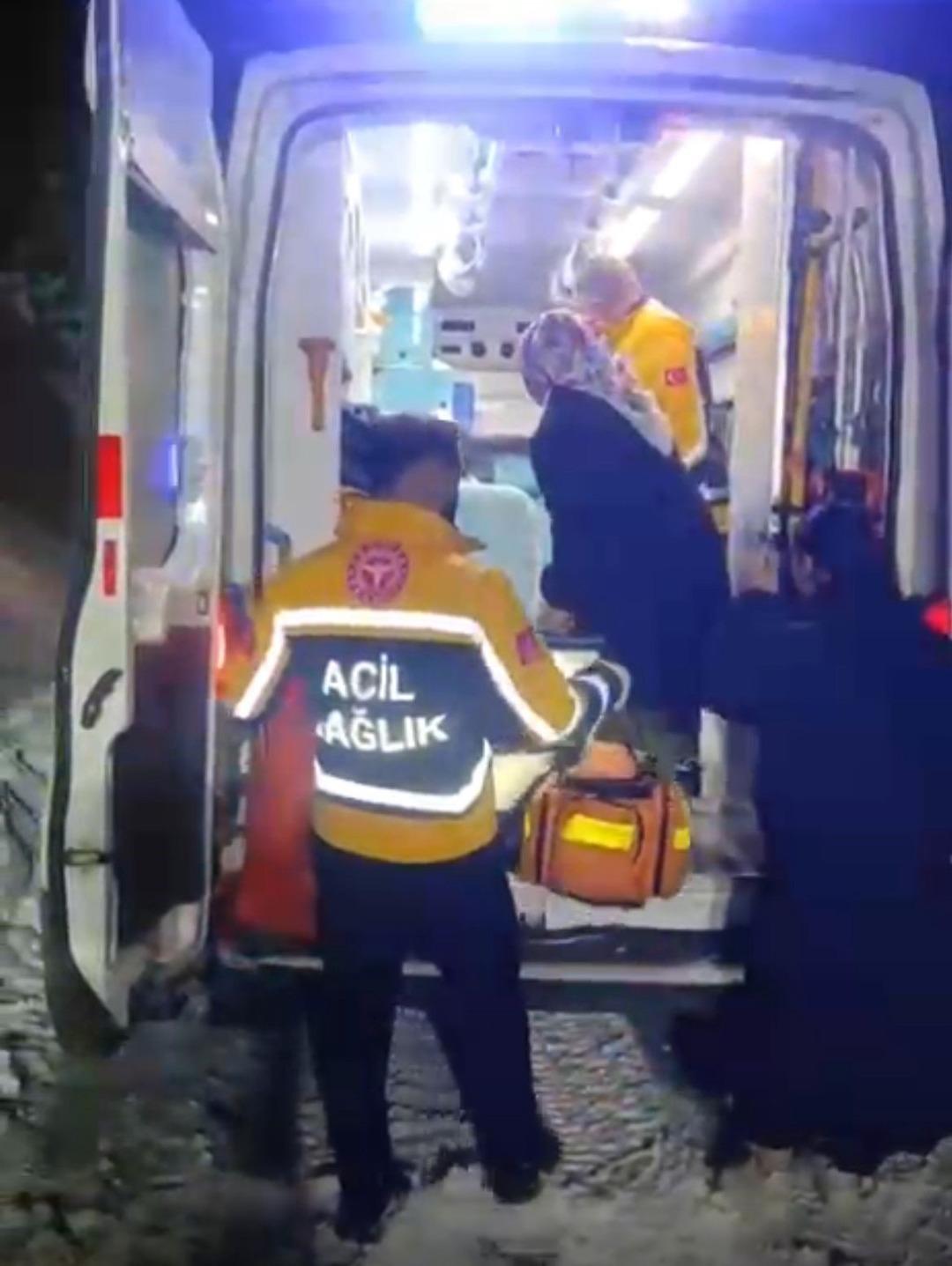 K&ouml;yde yol kapandı: Doğum sancısı tutan kadın 2 saat sonra hastaneye ulaştırıldı 2