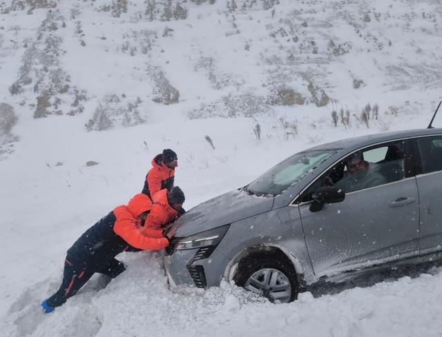 Kayseri&rsquo;de AFAD ekipleri mahsur kalan ara&ccedil;lara yardıma koştu 2