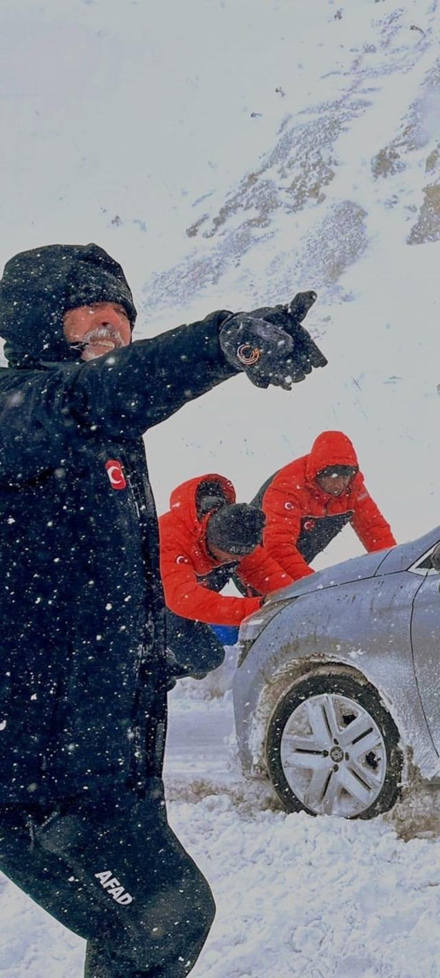Kayseri&rsquo;de AFAD ekipleri mahsur kalan ara&ccedil;lara yardıma koştu 1