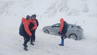 Kayseri&rsquo;de AFAD ekipleri mahsur kalan ara&ccedil;lara yardıma koştu