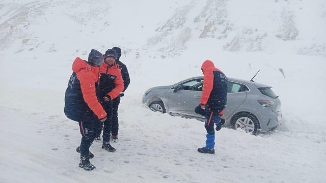 Kayseri’de AFAD ekipleri mahsur kalan araçlara yardıma koştu