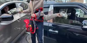 &Uuml;nl&uuml; isim trafikte deste deste para dağıttı!