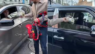 &Uuml;nl&uuml; YouTuber trafikte deste deste para dağıttı!