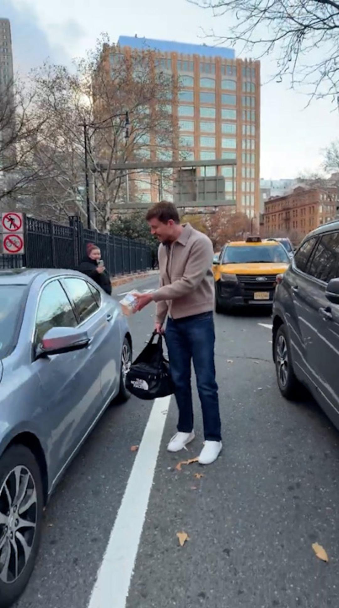 YouTuber MrBeast trafikte deste deste para dağıttı! Saniyeler içinde binlerce dolar saçtı 3