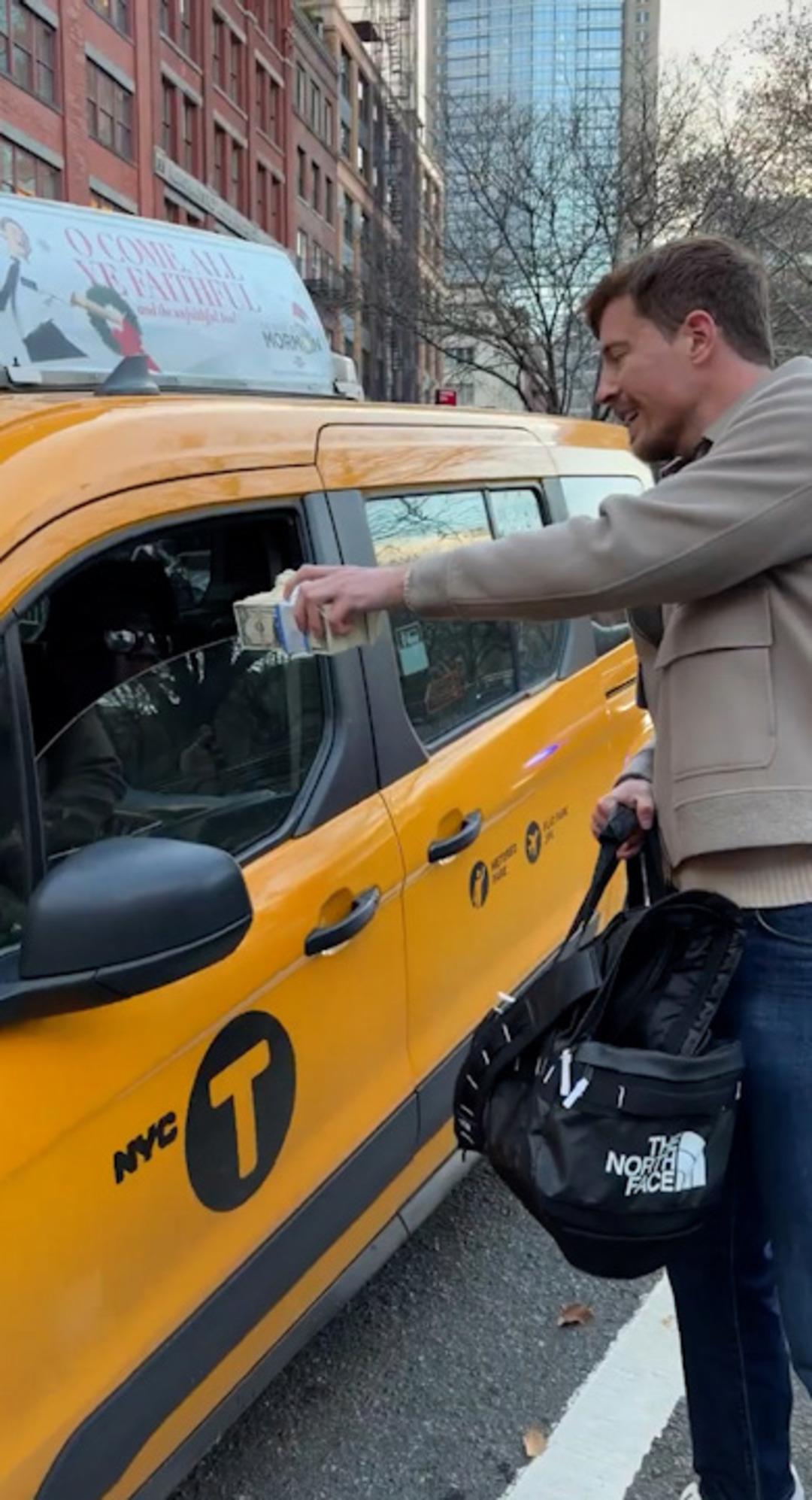 YouTuber MrBeast trafikte deste deste para dağıttı! Saniyeler içinde binlerce dolar saçtı 2