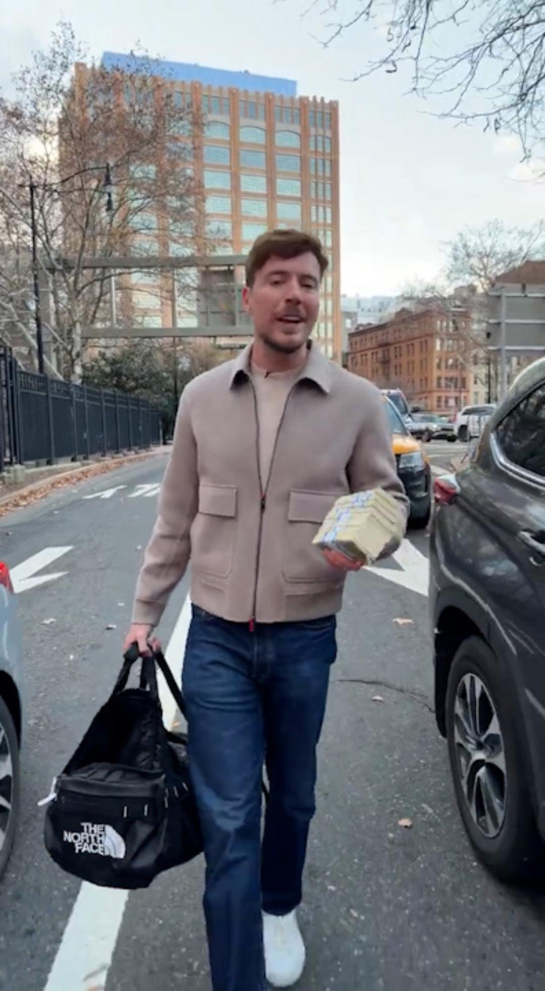 YouTuber MrBeast trafikte deste deste para dağıttı! Saniyeler içinde binlerce dolar saçtı 1