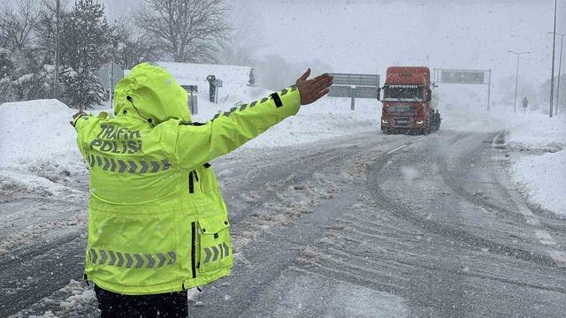 Bolu Dağı geçişi ağır tonajlı araç geçişine geliş-gidiş açıldı
