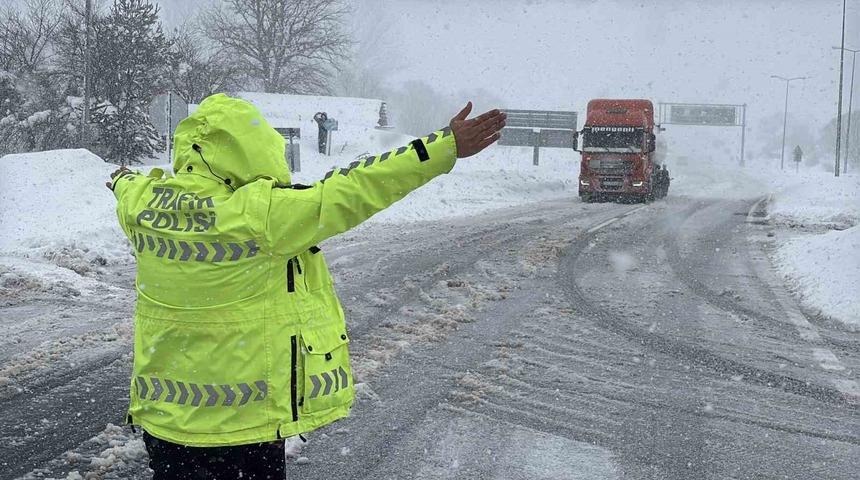 Bolu Dağı ge&ccedil;işi ağır tonajlı ara&ccedil; ge&ccedil;işine geliş-gidiş a&ccedil;ıldı