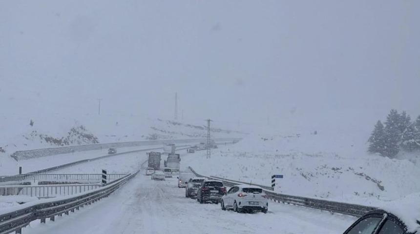G&uuml;neydoğu&rsquo;da kar esareti: Mardin ve Diyarbakır beyaza b&uuml;r&uuml;nd&uuml;, yollar kapandı