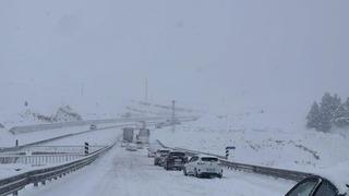 Güneydoğu’da kar esareti: Mardin ve Diyarbakır beyaza büründü, yollar kapandı