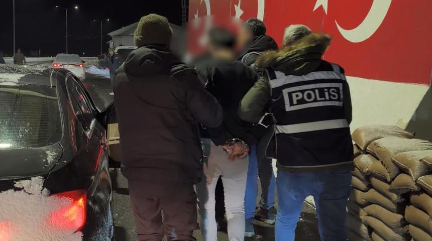 Iğdır&rsquo;da kuyumcu soygununa karışan 3 zanlı adliyeye sevk edildi