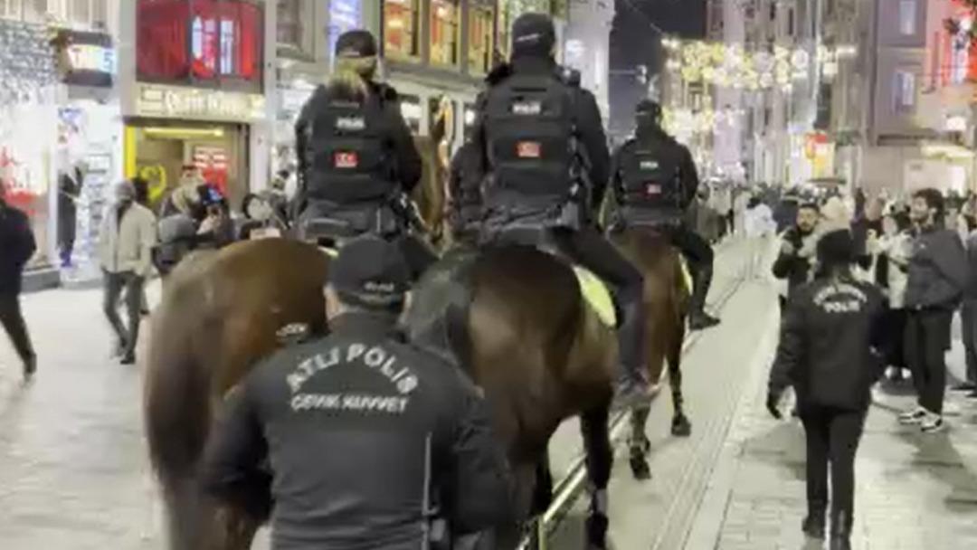Yılbaşına saatler kala atlı polisler İstiklal Caddesi nde devriyede 1