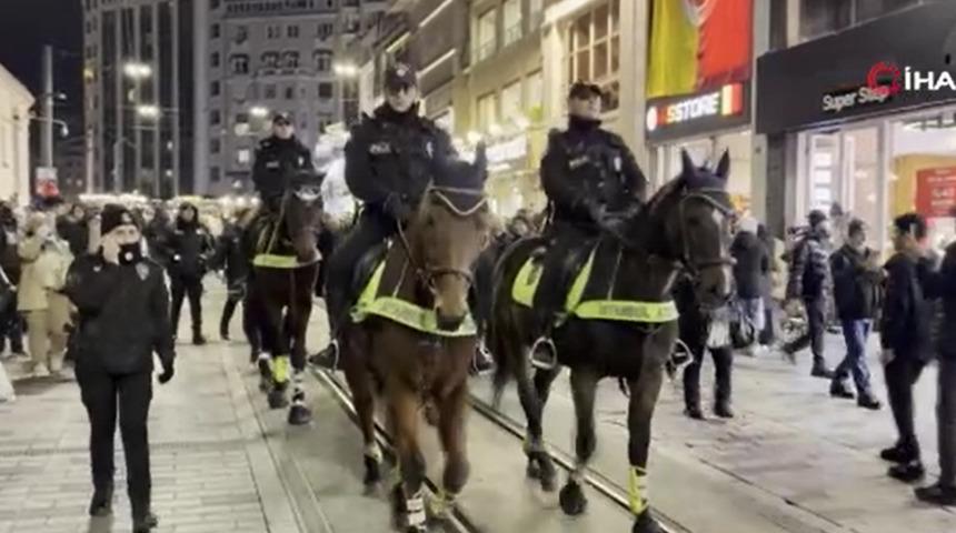 Yılbaşına saatler kala atlı polisler İstiklal Caddesi'nde devriyede