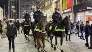 Yılbaşına saatler kala atlı polisler İstiklal Caddesi'nde devriyede