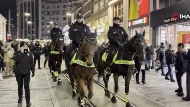 Yılbaşına saatler kala atlı polisler İstiklal Caddesi'nde devriyede