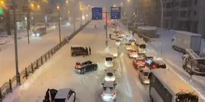 Diyarbakır&rsquo;da kar esareti! Yollar kapandı, ara&ccedil;lar yolda kaldı