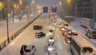 Diyarbakır&rsquo;da kar esareti! Yollar kapandı, ara&ccedil;lar yolda kaldı