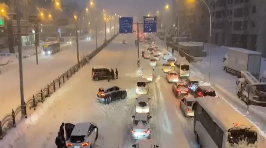 Diyarbakır&rsquo;da kar esareti! Yollar kapandı, ara&ccedil;lar yolda kaldı