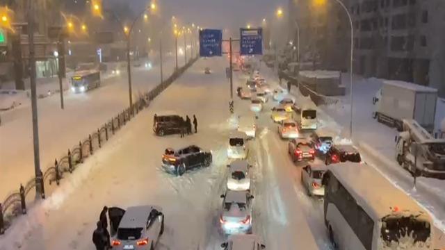 Diyarbakır’da kar esareti! Yollar kapandı, araçlar yolda kaldı