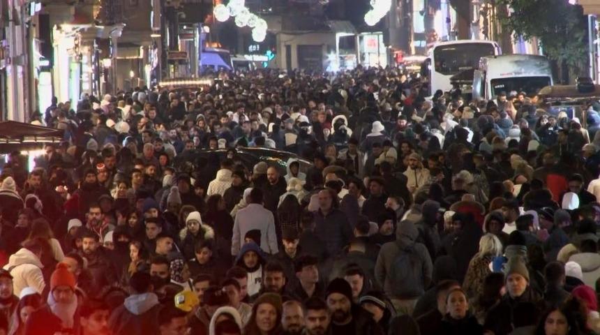 İstiklal Caddesi'ndeki yoğunluk havadan g&ouml;r&uuml;nt&uuml;lendi