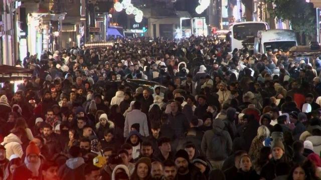 İstiklal Caddesi'ndeki yoğunluk havadan görüntülendi