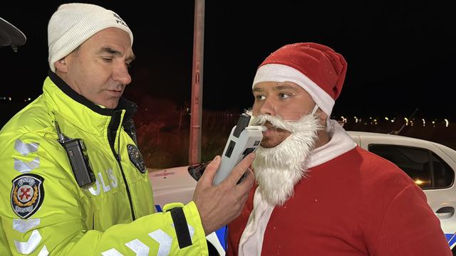 Noel Baba kostümlü sürücü trafik uygulamasına takıldı