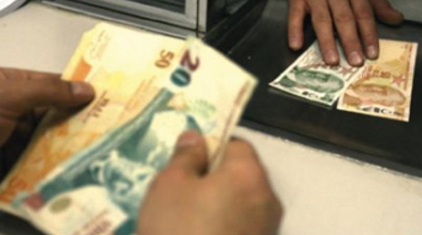 Bankayı dize getirdi, parayı söke söke aldı