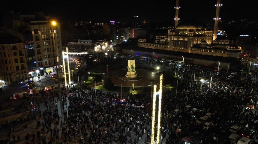 T&uuml;rkiye 2026'ya 'merhaba' dedi: İşte yurdun d&ouml;rt bir yanından kutlama g&ouml;r&uuml;nt&uuml;leri