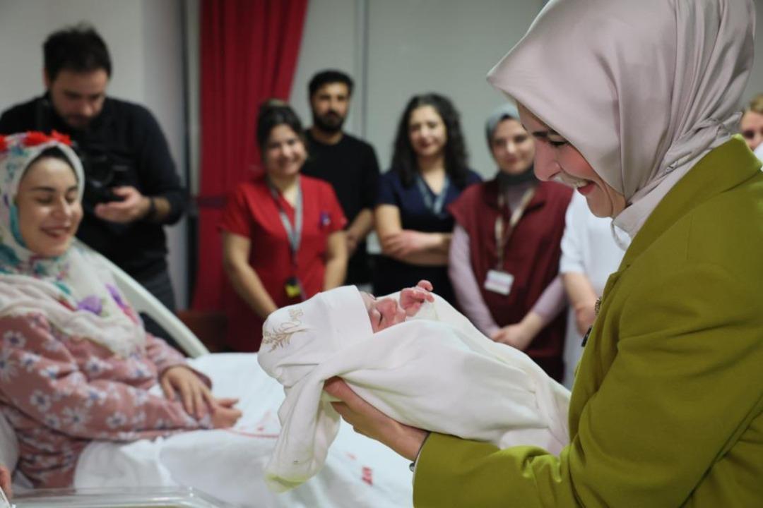 Yeni yılın ilk bebekleri d&uuml;nyaya g&ouml;zlerini a&ccedil;tı: Ankara, Elazığ, Malatya... Bakanlar aileleri ziyaret etti 1
