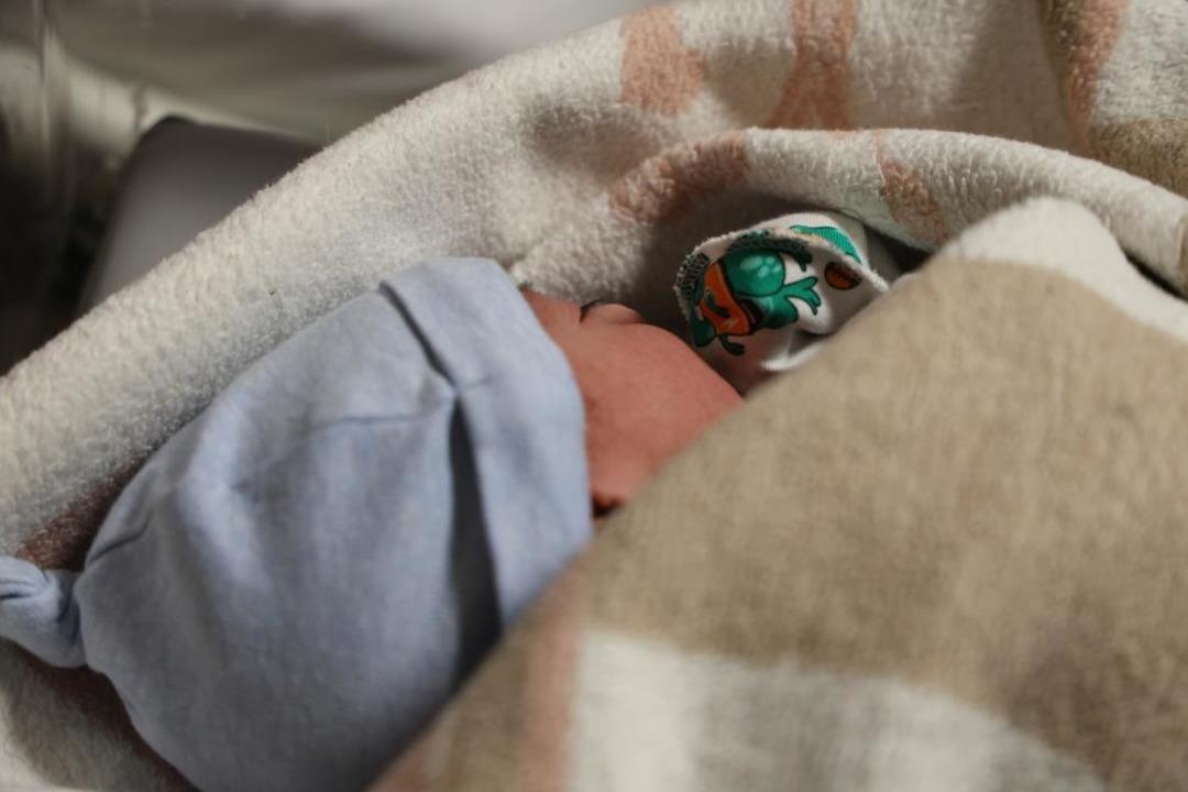 Yeni yılın ilk bebekleri d&uuml;nyaya g&ouml;zlerini a&ccedil;tı: Ankara, Elazığ, Malatya... Bakanlar aileleri ziyaret etti 8