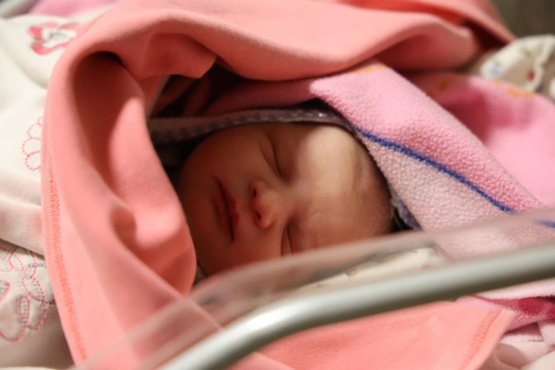 Yeni yılın ilk bebekleri d&uuml;nyaya g&ouml;zlerini a&ccedil;tı: Ankara, Elazığ, Malatya... Bakanlar aileleri ziyaret etti 7