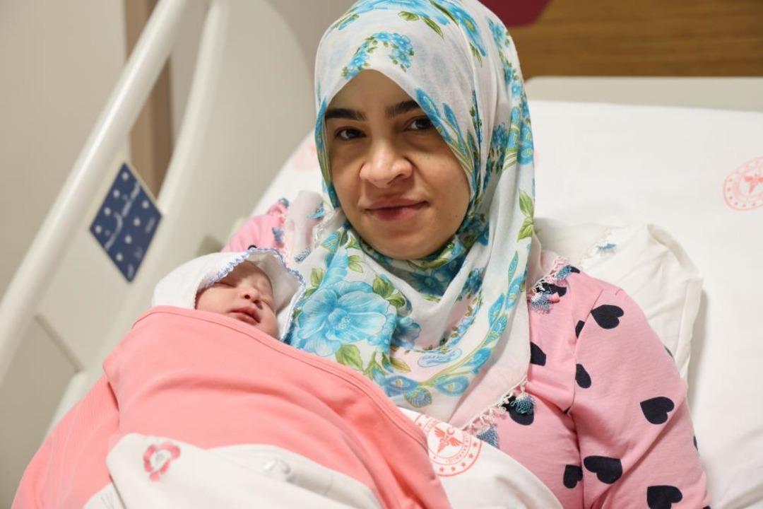 Yeni yılın ilk bebekleri d&uuml;nyaya g&ouml;zlerini a&ccedil;tı: Ankara, Elazığ, Malatya... Bakanlar aileleri ziyaret etti 6