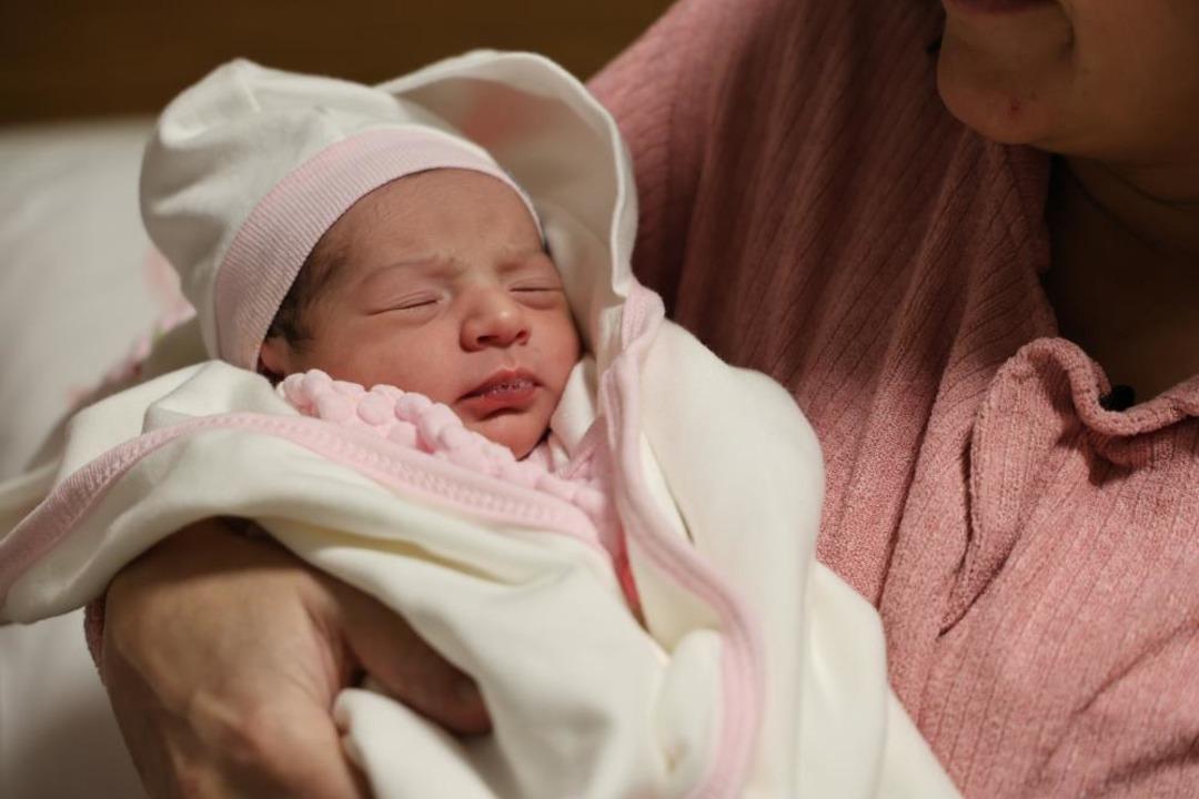 Yeni yılın ilk bebekleri d&uuml;nyaya g&ouml;zlerini a&ccedil;tı: Ankara, Elazığ, Malatya... Bakanlar aileleri ziyaret etti 3