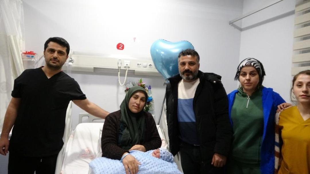 Yeni yılın ilk bebekleri d&uuml;nyaya g&ouml;zlerini a&ccedil;tı: Ankara, Elazığ, Malatya... Bakanlar aileleri ziyaret etti 12