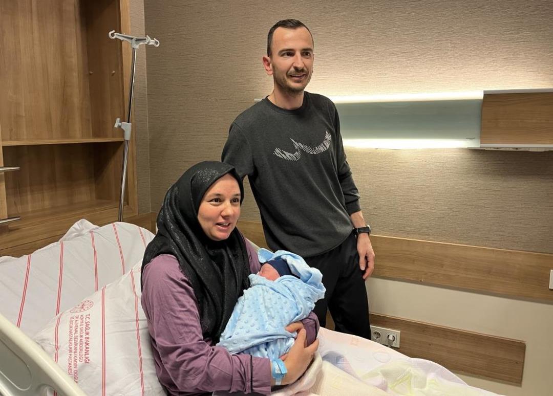 Yeni yılın ilk bebekleri d&uuml;nyaya g&ouml;zlerini a&ccedil;tı: Ankara, Elazığ, Malatya... Bakanlar aileleri ziyaret etti 10