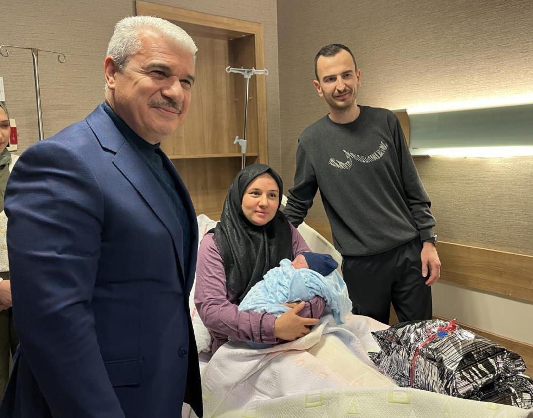 Yeni yılın ilk bebekleri d&uuml;nyaya g&ouml;zlerini a&ccedil;tı: Ankara, Elazığ, Malatya... Bakanlar aileleri ziyaret etti 9