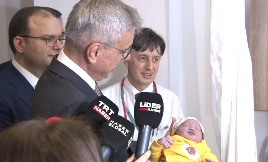 Yeni yılın ilk bebekleri d&uuml;nyaya g&ouml;zlerini a&ccedil;tı: Ankara, Elazığ, Malatya... Bakanlar aileleri ziyaret etti 5